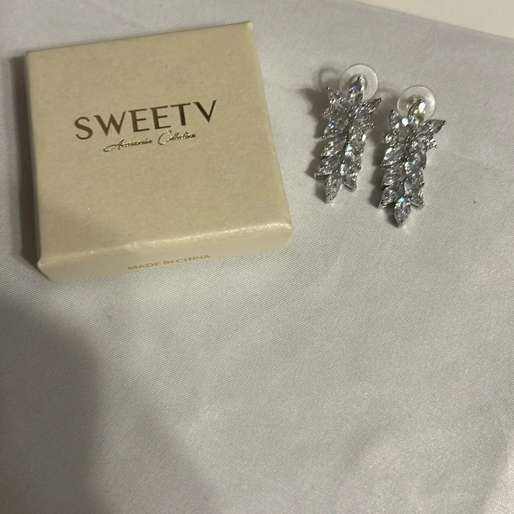 Gold Earrings with Intricate Detailing and Polished Finish Lot #6 - Picture 2 of 6